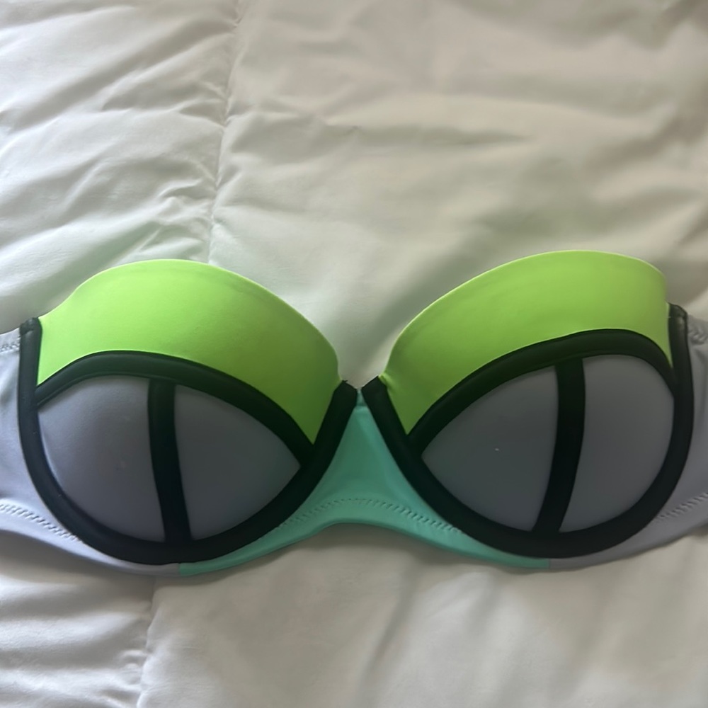 Victoria’s Secret bikini top. Only used once. In great condition.
